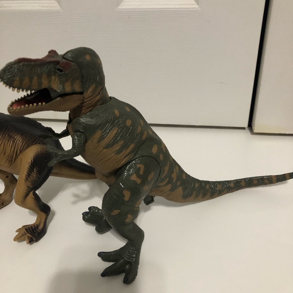 Dinosaur Figurine Set of 2. They roar - Picture 3 of 7
